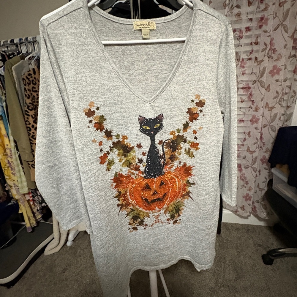 ONE WORLD Light Gray V-Neck Tunic with Halloween Cat & Pumpkin